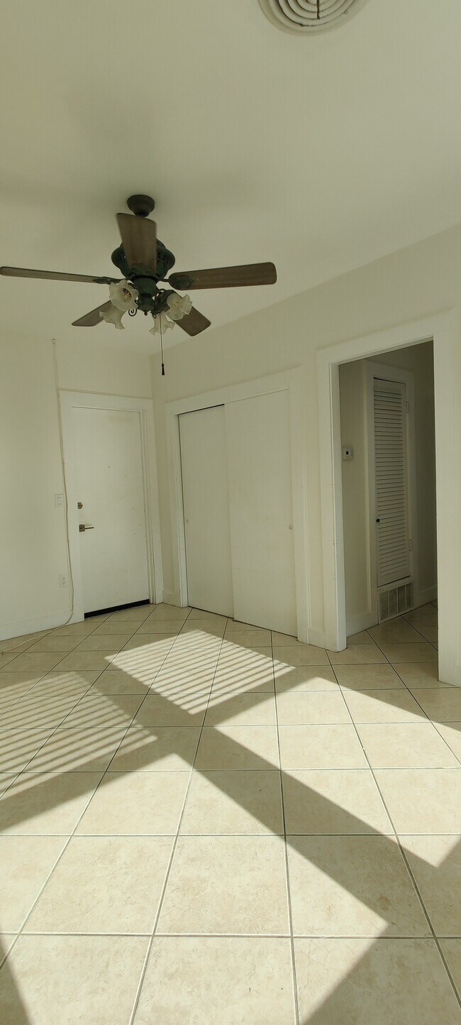 Building Photo - Royal Palm 2002