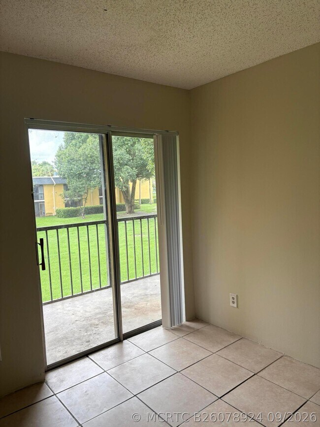 Building Photo - 318 Meadows Cir