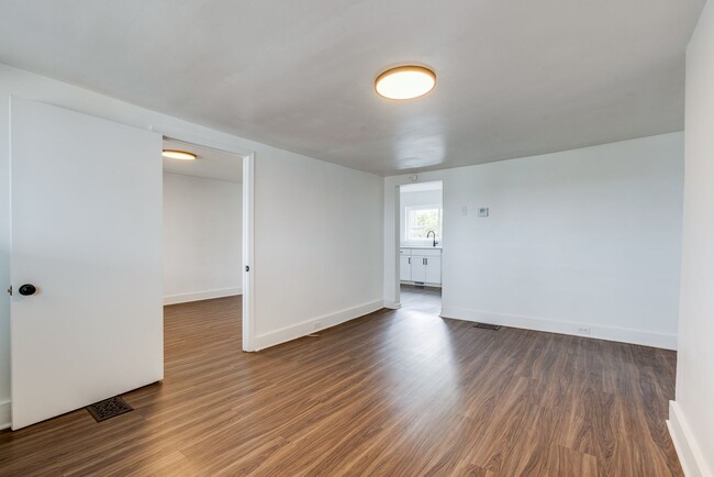 Building Photo - Available JUNE 2026 - 1 Bed w/ off street parking, beautiful view