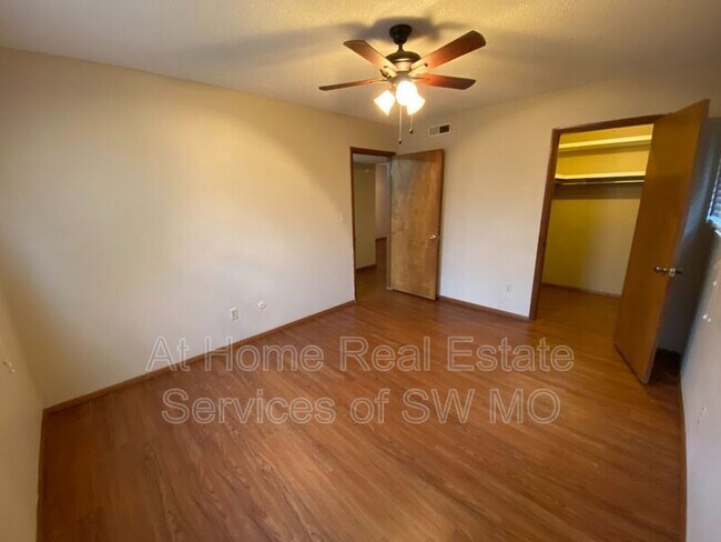 Building Photo - 2862 S Rogers Ave