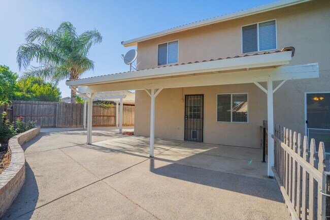 Building Photo - BEAUTIFUL 4 BEDROOM HOME WITH SWIMMING POOL!