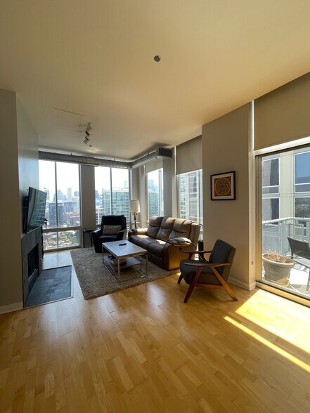 Living Room - 720 N Larrabee St Unit 1707