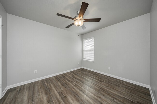Building Photo - 623 Hollyhock Dr
