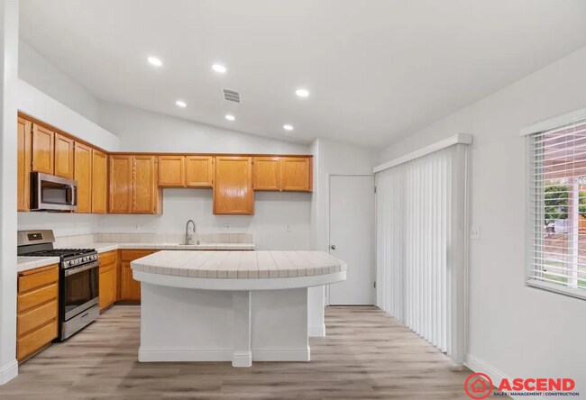 Building Photo - Spacious 4BD/2BA Home in Bakersfield (93312) – Garage, Fireplace & Pet-Friendly!