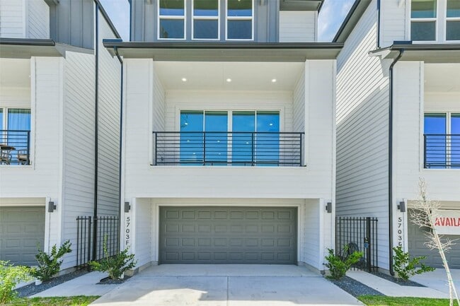 Building Photo - 5703 Balbo St