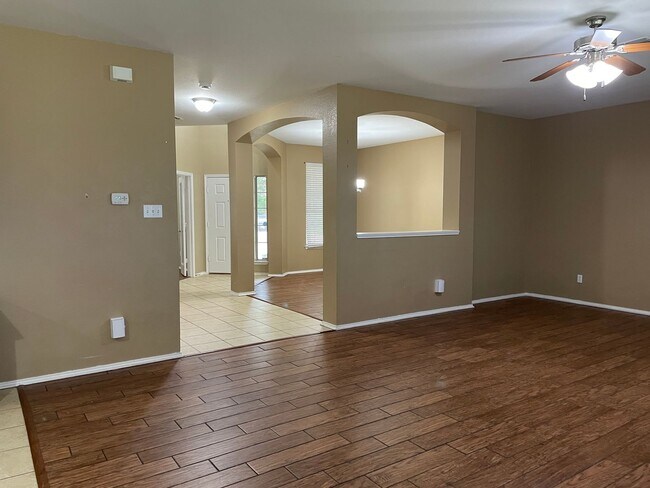Building Photo - Available Now! Spacious & Well-Maintained ...