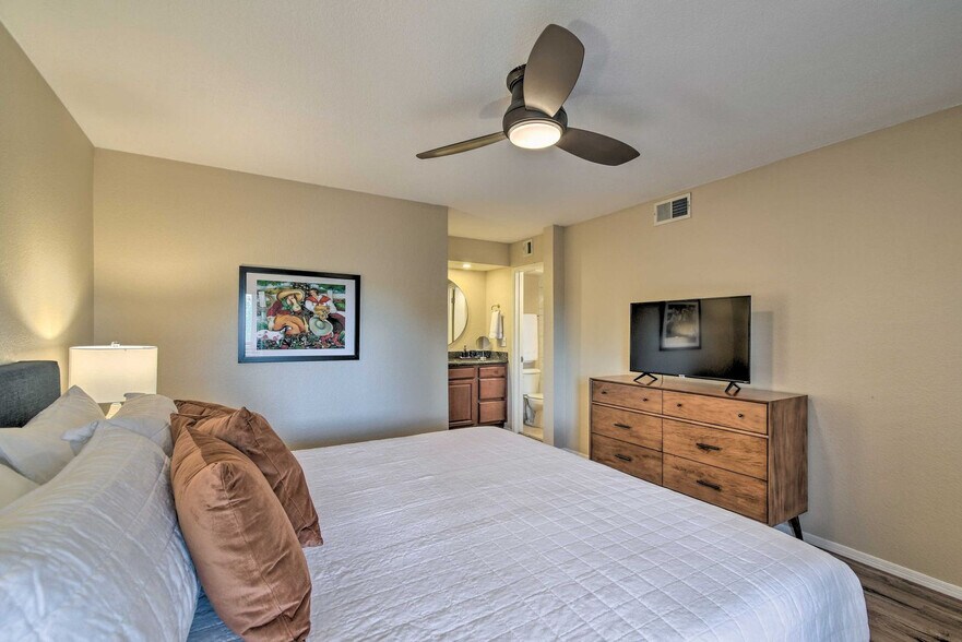 Building Photo - 4850 E Desert Cove Ave