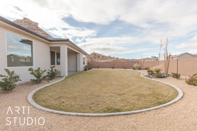 Building Photo - Newer Model Home in Desert Cliffs