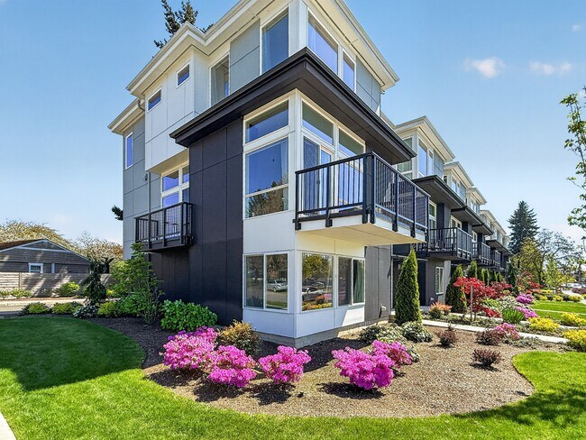 Building Photo - 1232 Harrington Ave NE