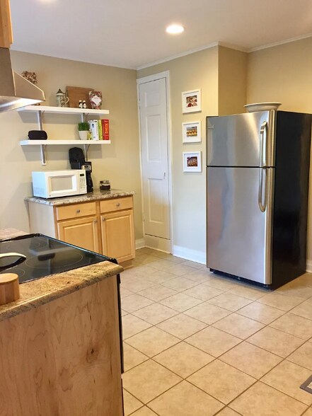 Building Photo - 4021 Valley Springs Rd