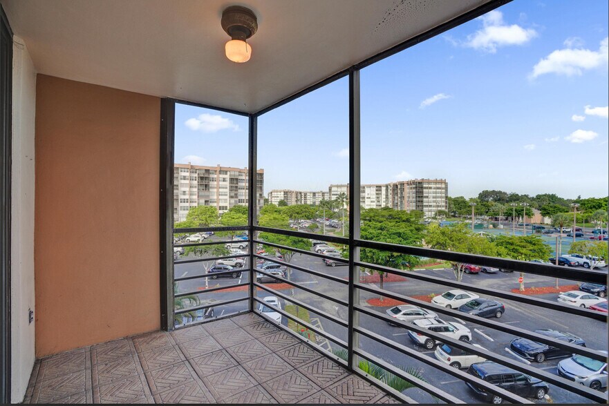 Building Photo - 1200 Saint Charles Pl