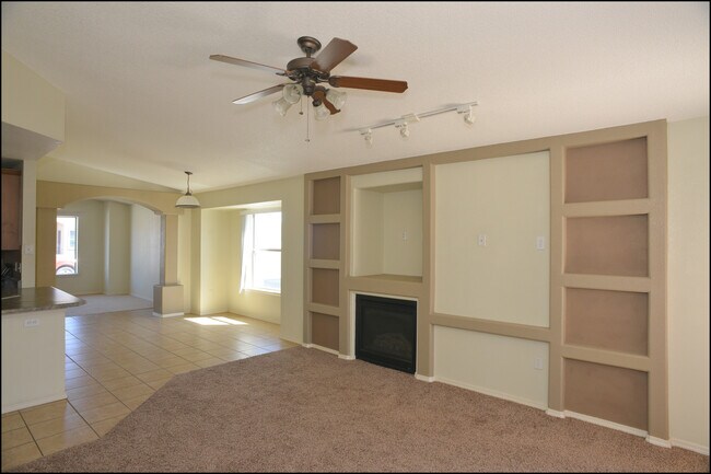 Building Photo - 10045 Paloma Dr