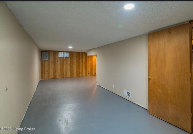 Building Photo - 4015 Valley View Dr