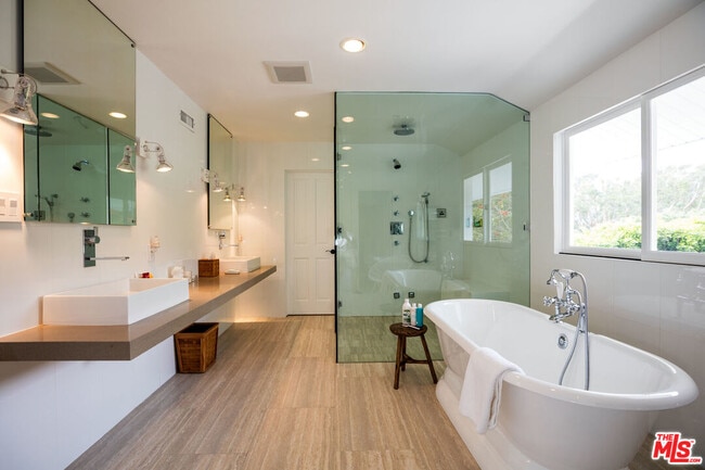 Building Photo - 29225 Cliffside Dr