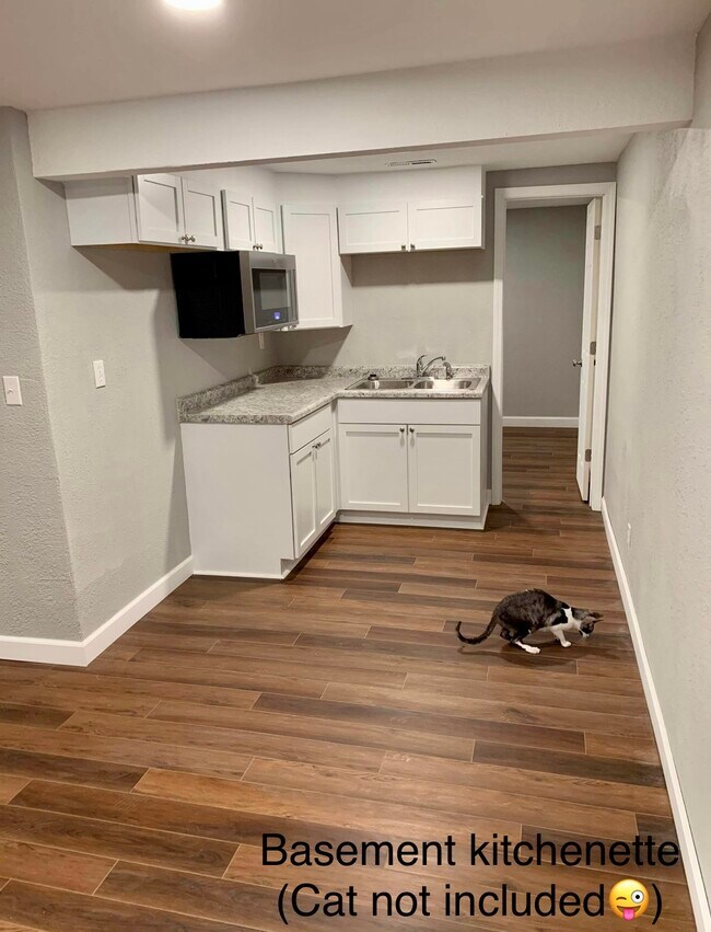 Building Photo - 2116 E Regency Plz