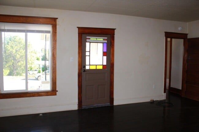 Building Photo - 529 W Topeka Ave