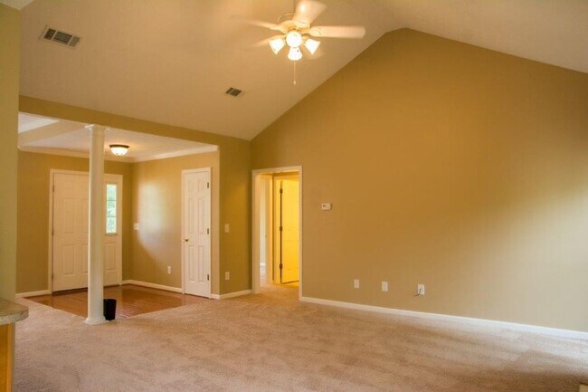 Building Photo - 3 Bed 2 Bath 2 Car Garage - North Columbus