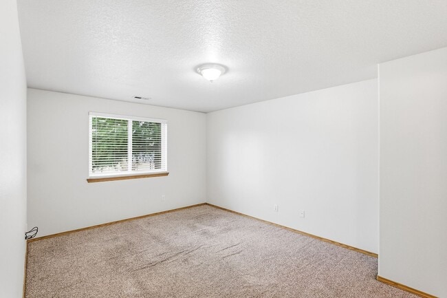 Building Photo - 3 Bedroom Home Near Woodstock Neighborhood