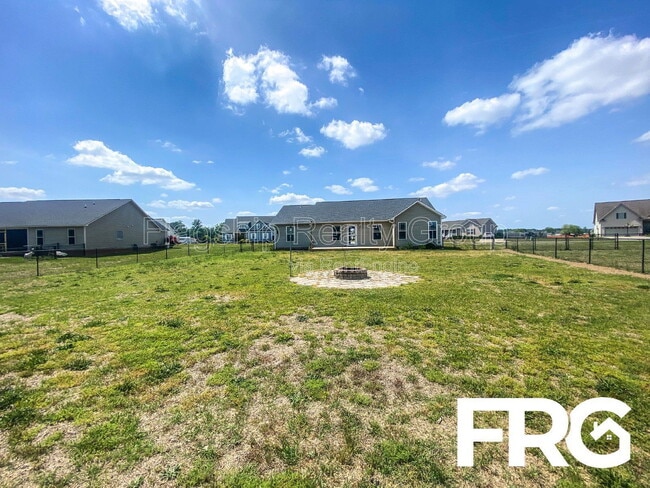 Building Photo - 200 Willow Pond Dr