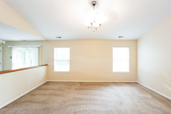 Building Photo - 44 Poplar Ct