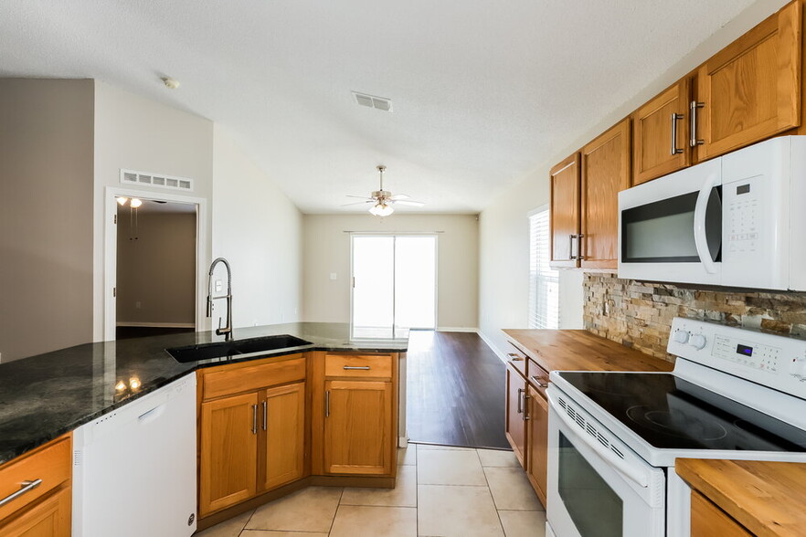 Building Photo - 12620 Lake Vista Dr