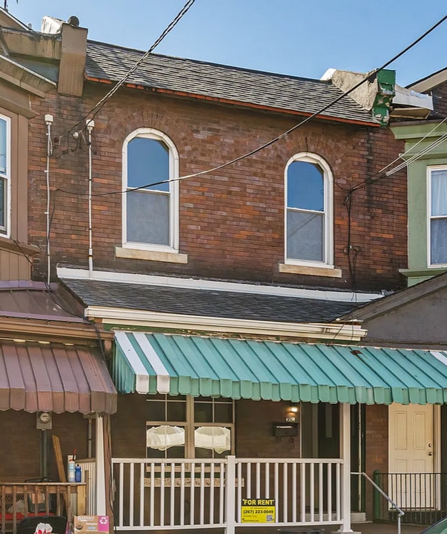 Building Photo - Available July 5, 2026! Spacious 4 bedroom...