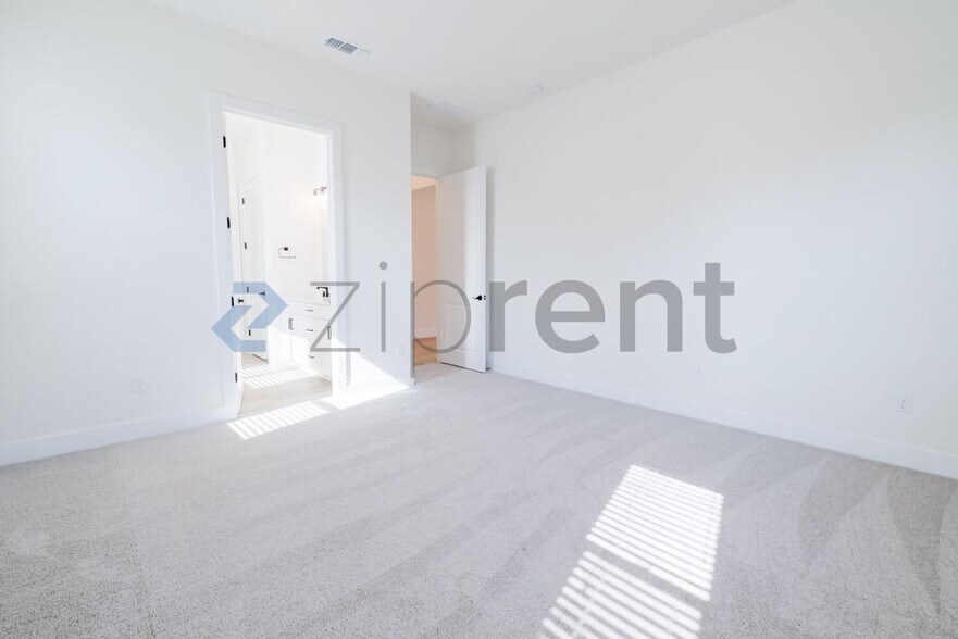 Building Photo - Unit