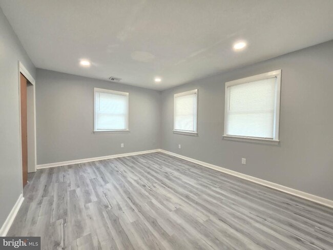 Building Photo - 8241 Robin Hood Dr