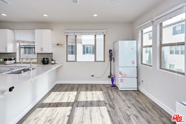 Building Photo - 9831 Alburtis Ave