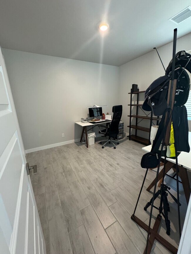 Building Photo - Gorgeous 4 bedroom plus office