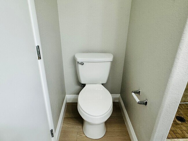 Building Photo - 4 Bedrooms Home For Rent
