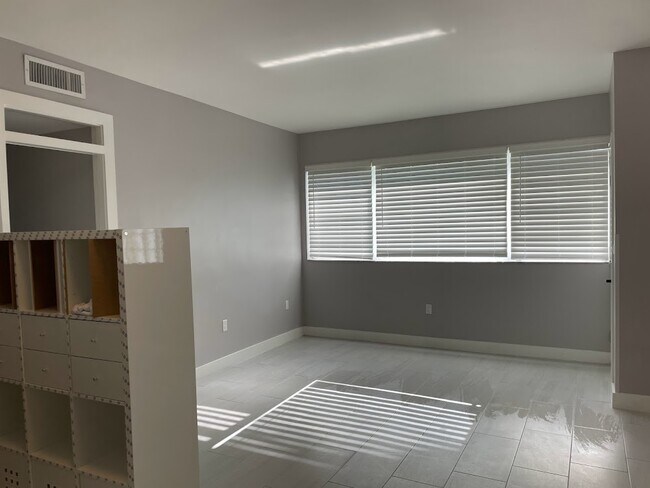 Building Photo - 1400 SW 27th Ave