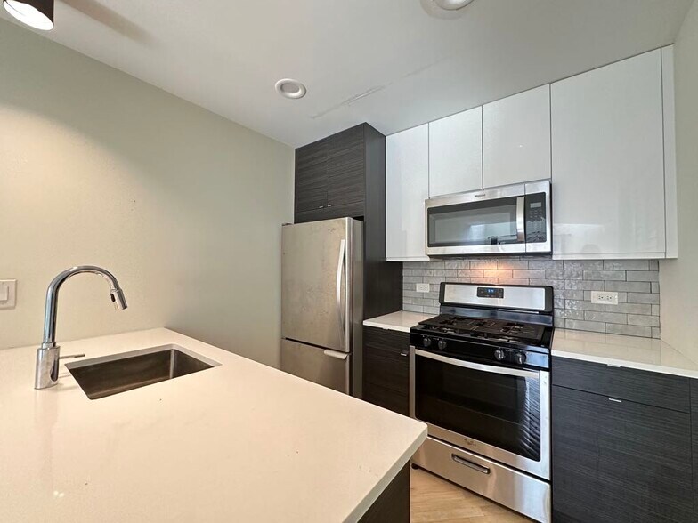 Building Photo - 843 W Grace St