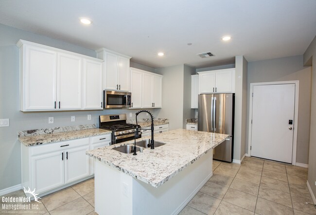 Building Photo - Stunning 3Bdm 2.5Ba Row Home in a Gated Co...
