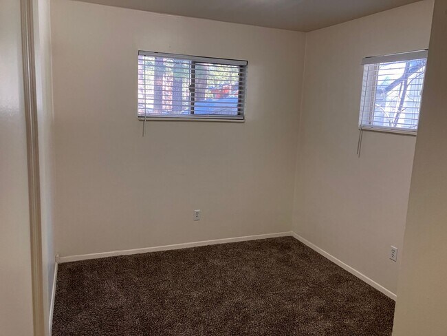 Building Photo - Newly remodeled apartment walk to the lake