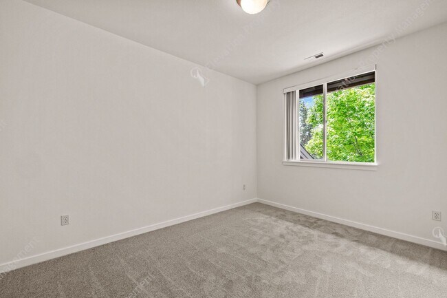 Building Photo - Eagle Crest Townhome Steps to Lakeside Cen...