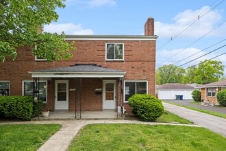 Building Photo - 723 Village Dr