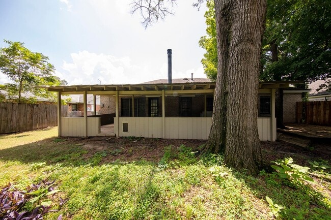 Building Photo - ** 4 bed 2 bath located in Dalraida close ...