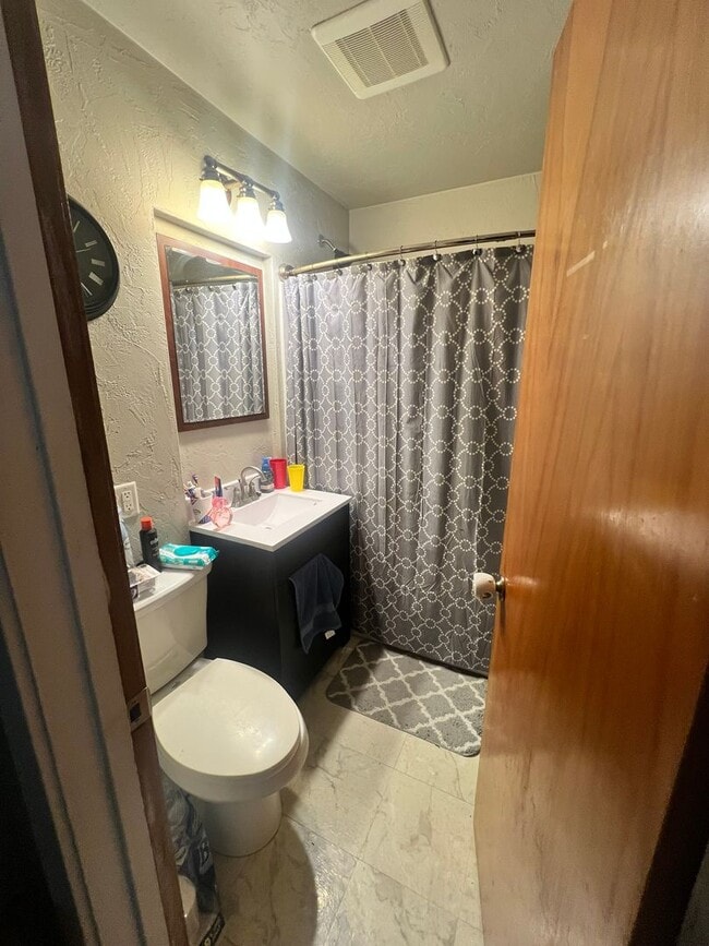 Building Photo - 3 bedrooms, 1 bathroom, 2 stall tandem garage
