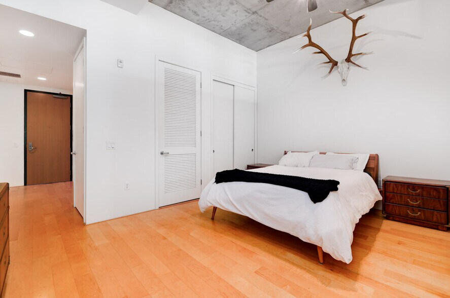 Building Photo - 1025 Island