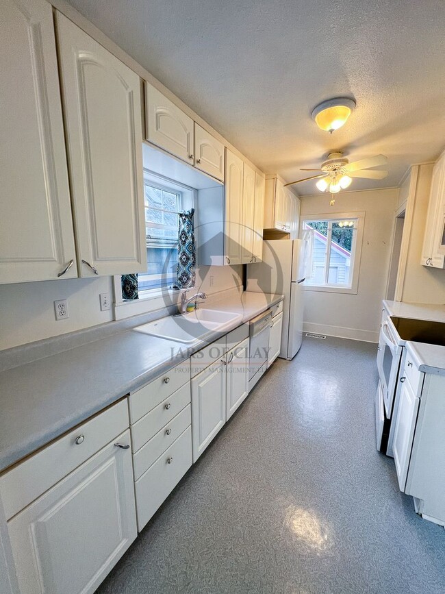 Building Photo - Adorable Historical Home