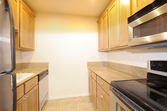 Building Photo - Gorgeous Ground Level Condo in desirable c...