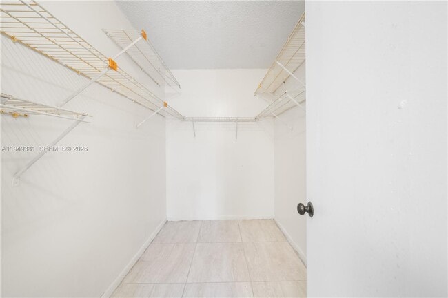 Building Photo - 20905 NE 8th Ct