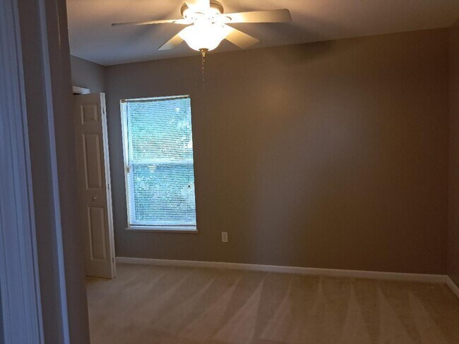 Building Photo - 242 SW Amesbury Ave