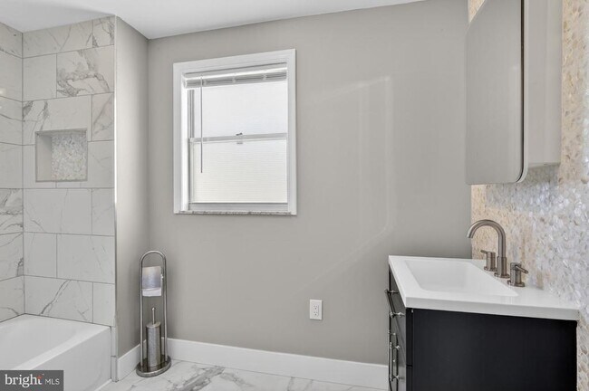 Building Photo - 2422 S Iseminger St