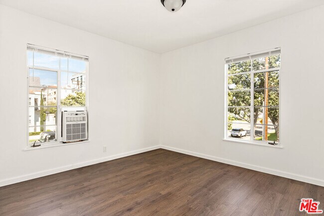 Building Photo - 9214 Beverly Blvd