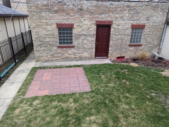 Building Photo - 5650 N Spaulding Ave