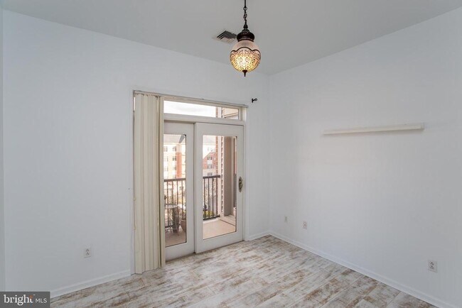 Building Photo - 523 Carson Terrace