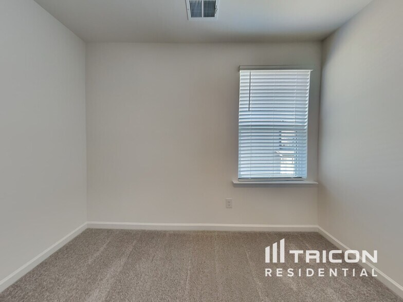 Building Photo - 2464 Lennox Rd SE