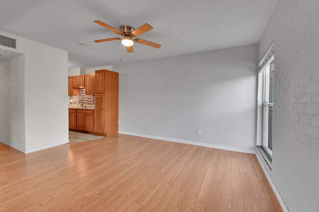 Building Photo - $1,445.00, 2 bed, 1 bath Located in Denver with a washer and dryer + 1/2 off first month rent